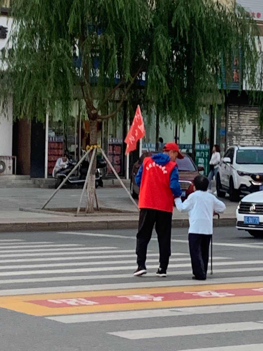 5刘局扶老太太过马路